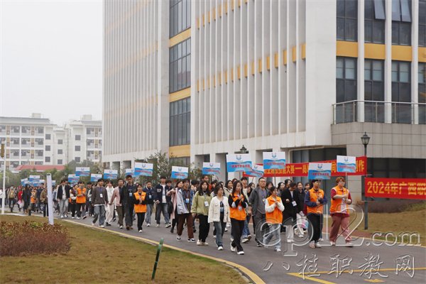 参赛选手有序前往赛场